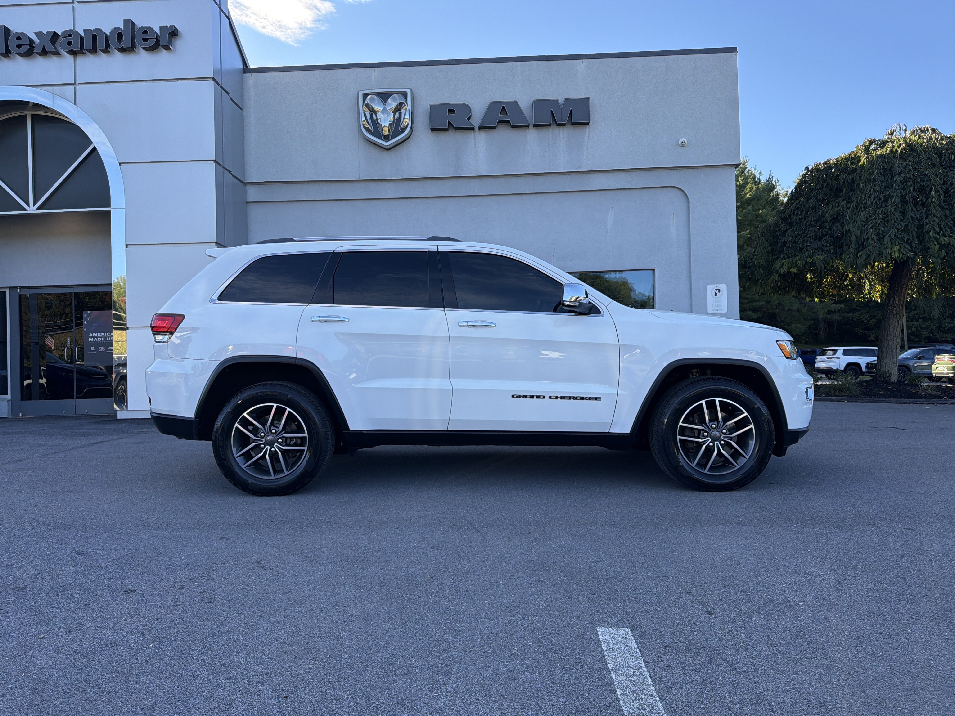 Used 2020 Jeep Grand Cherokee Limited AWD/4WD image 2