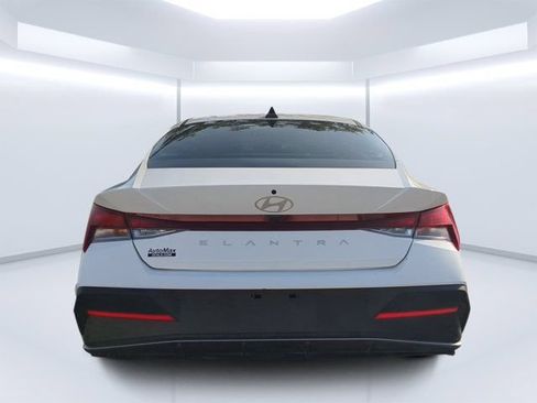 Used 2025 Hyundai Elantra SE FWD image 4