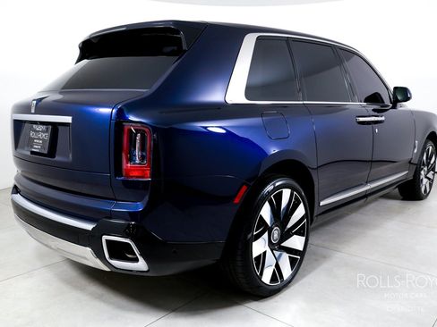 Used 2025 Rolls-Royce Cullinan AWD/4WD image 2