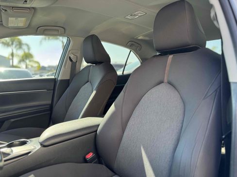 Used 2018 Toyota Camry LE image 11