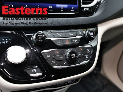 Used 2023 Chrysler Pacifica Touring-L FWD image 20