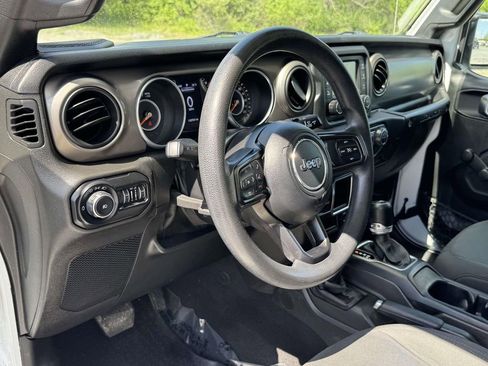 Used 2018 Jeep Wrangler Unlimited Sport AWD/4WD image 3