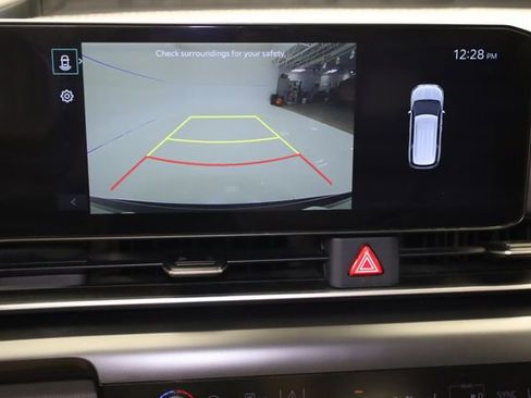 Used 2025 Kia Carnival FWD image 23
