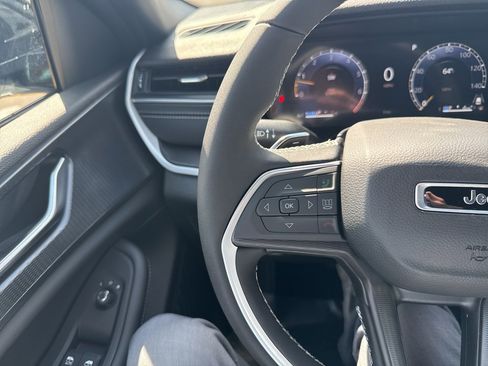 New 2025 Jeep Grand Cherokee Altitude image 23