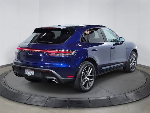 Certified 2025 Porsche Macan image 7