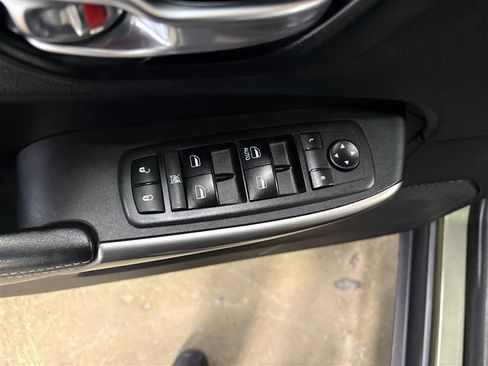 Used 2019 Jeep Cherokee Latitude w/ Cold Weather Group image 8