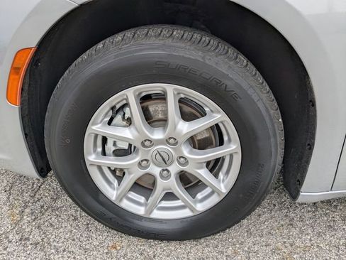 Used 2024 Chrysler Pacifica Touring-L FWD image 23