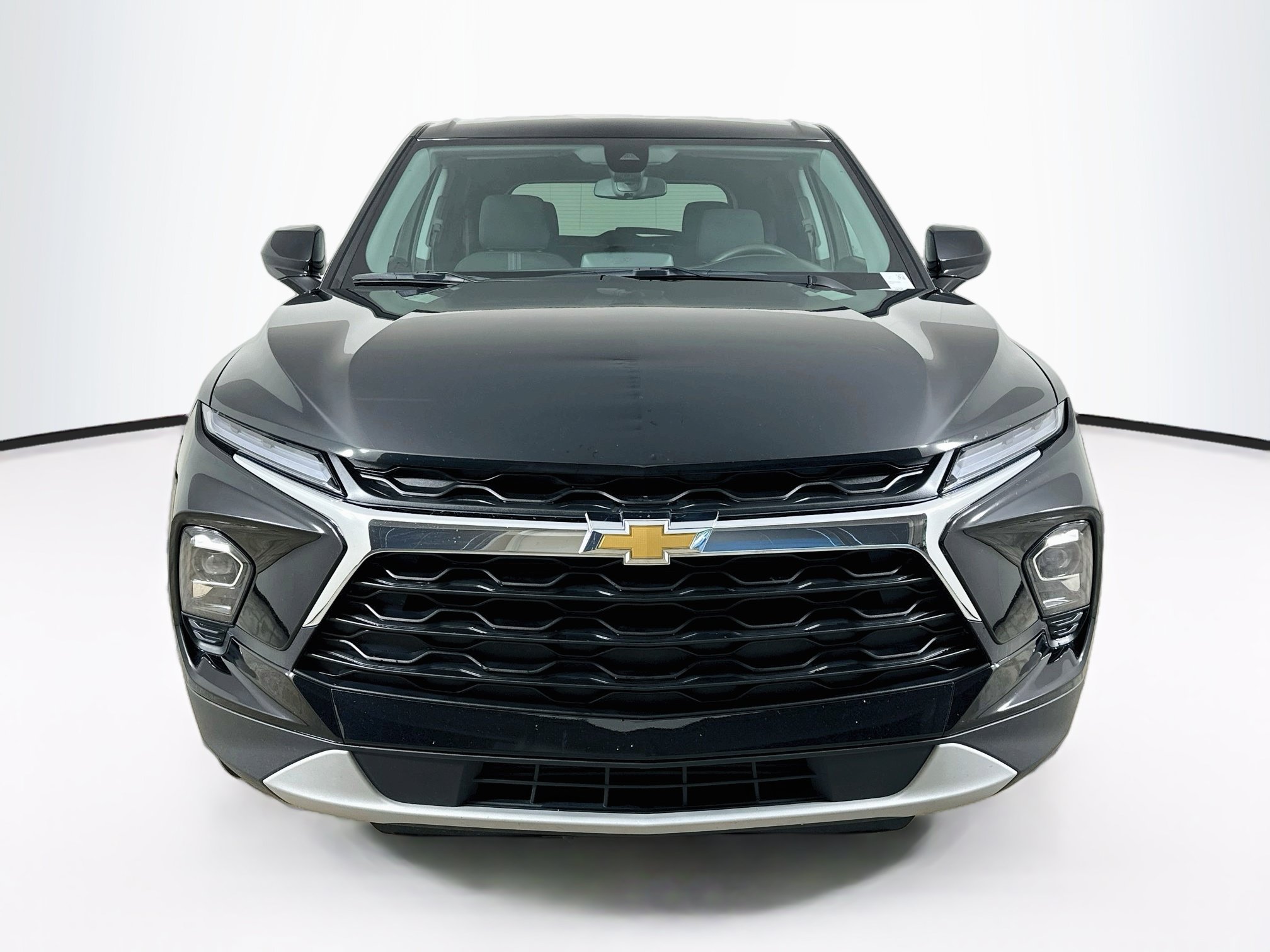 Used 2025 Chevrolet Blazer LT FWD image 2