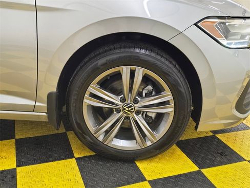 Used 2023 Volkswagen Jetta SE w/ Panoramic Sunroof Package image 9