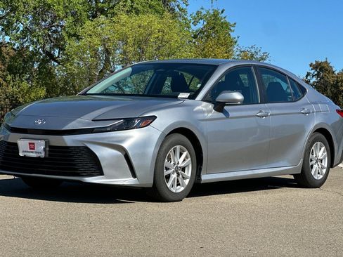 Used 2025 Toyota Camry LE image 9