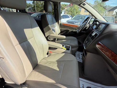 Used 2016 Chrysler Town & Country Touring w/ Driver Convenience Group image 19
