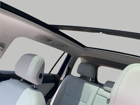 Used 2020 Volkswagen Tiguan SE w/ Panoramic Sunroof Package AWD/4WD image 21