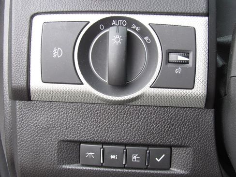 Used 2012 Chevrolet Captiva Sport LT FWD image 32