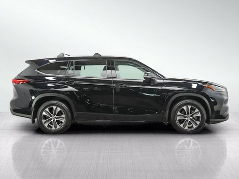 Used 2022 Toyota Highlander XLE AWD/4WD image 6