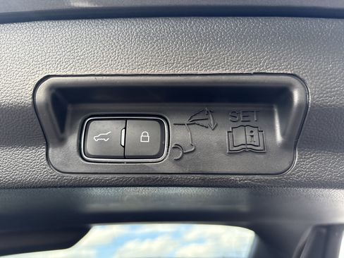 Used 2020 Ford Explorer XLT image 22