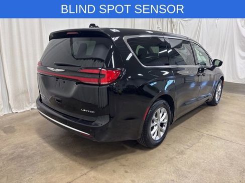 Used 2026 Chrysler Pacifica Limited FWD image 5