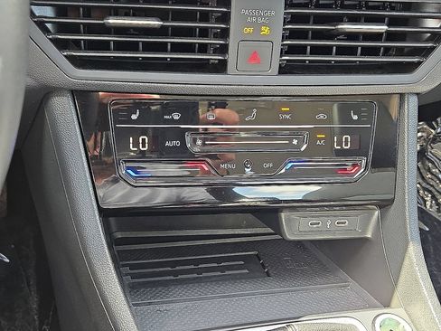 Used 2025 Volkswagen Jetta SE FWD image 27