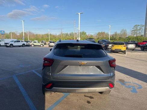 Used 2025 Chevrolet Trax LT FWD image 16