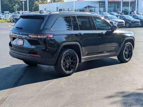 Used 2024 Jeep Grand Cherokee Altitude AWD/4WD image 4