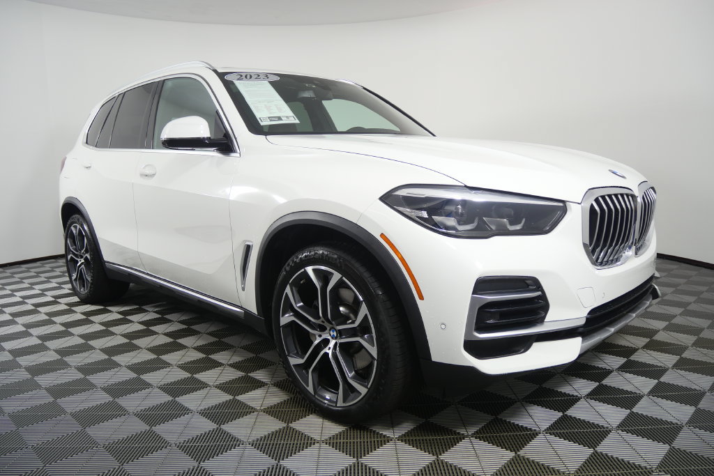 Used 2023 BMW X5 sDrive40i w/ Parking Assistance Package RWD image 2