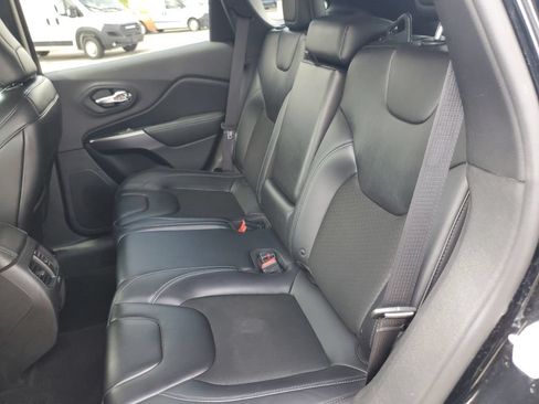 Used 2019 Jeep Cherokee Latitude Plus AWD/4WD image 30
