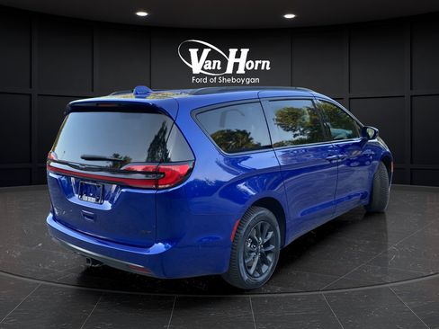 Used 2021 Chrysler Pacifica Touring-L w/ Uconnect Theater Family Group AWD/4WD image 7