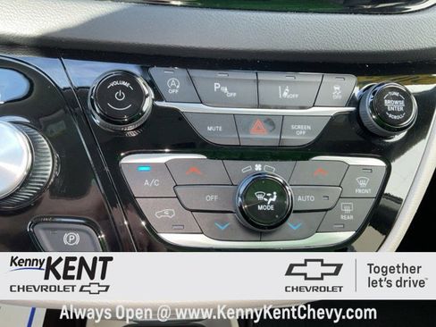 Used 2023 Chrysler Pacifica Touring-L image 31