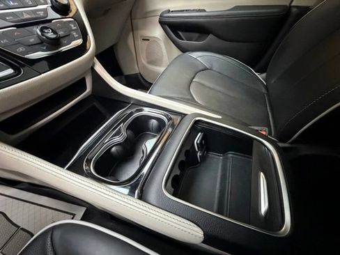 Used 2022 Chrysler Pacifica Limited FWD image 19