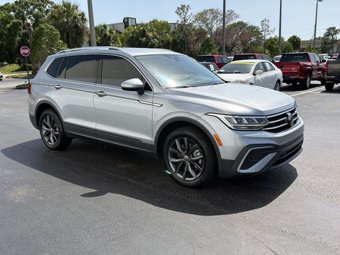 Used 2023 Volkswagen Tiguan SE FWD image 6