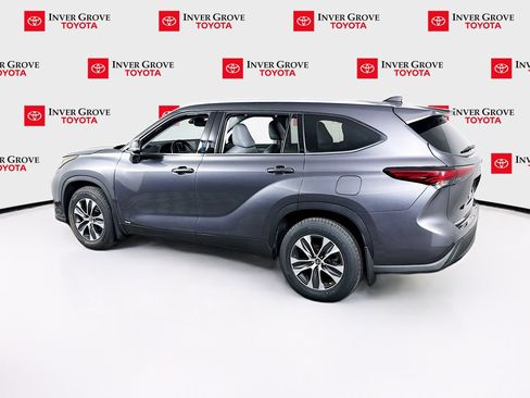 Used 2022 Toyota Highlander XLE AWD/4WD image 7