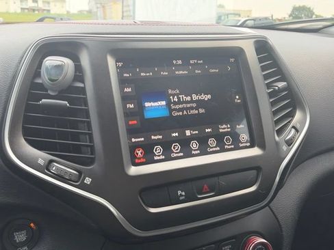 Used 2019 Jeep Cherokee Trailhawk AWD/4WD image 20