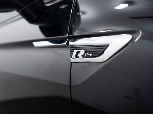 Used 2021 Volkswagen Tiguan SE R-Line image 8