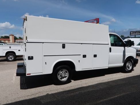 Used 2017 Chevrolet Express 3500 RWD image 4