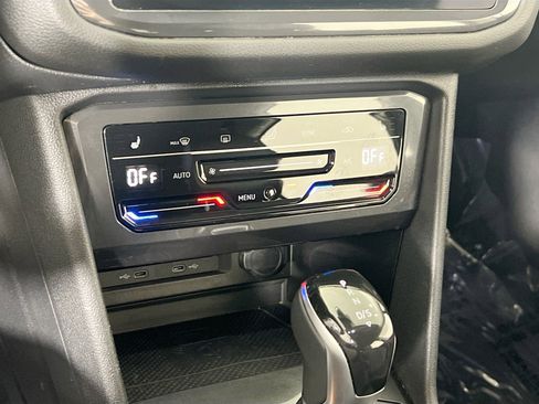 Used 2022 Volkswagen Tiguan SE image 15