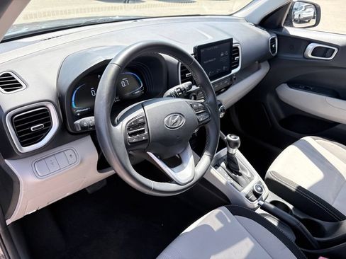 Used 2025 Hyundai Venue SEL FWD image 7