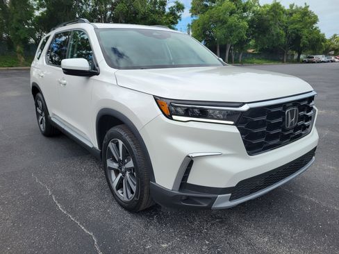Used 2024 Honda Pilot Touring image 3