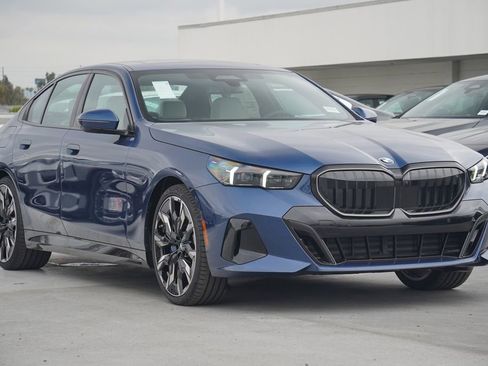 Used 2025 BMW 540i xDrive w/ M Sport Package image 3