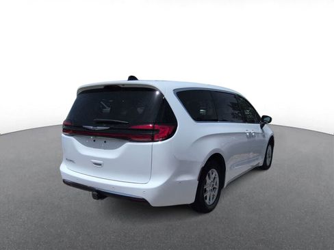Used 2023 Chrysler Pacifica Touring-L FWD image 8