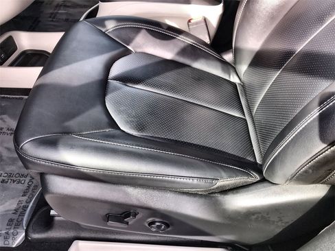 Used 2024 Chrysler Pacifica Touring-L image 12