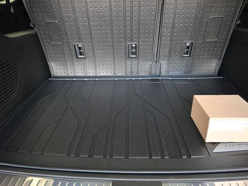 New 2026 Chevrolet Suburban Premier RWD image 21