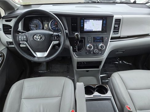 Used 2017 Toyota Sienna XLE image 15