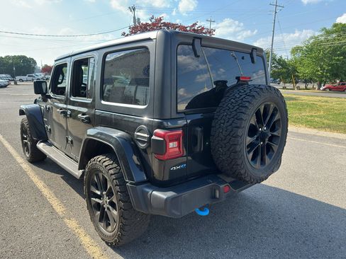 Used 2022 Jeep Wrangler Unlimited Sahara w/ Cold Weather Group AWD/4WD image 7