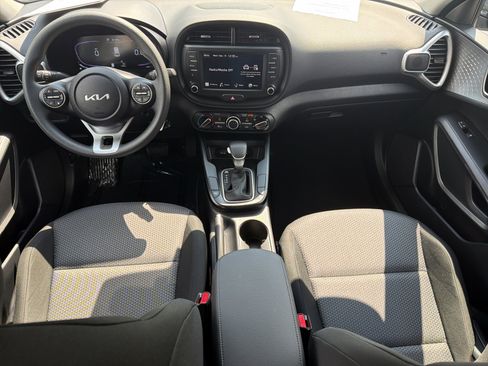 Used 2025 Kia Soul LX w/ LX Technology Package FWD image 28
