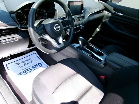 Used 2024 Nissan Altima 2.5 SV FWD image 12