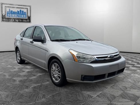 Used 2010 Ford Focus SE FWD image 4