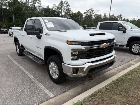 Used 2024 Chevrolet Silverado 2500 LT AWD/4WD image 2