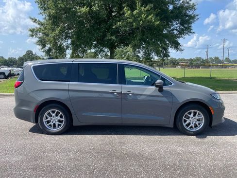 Used 2023 Chrysler Pacifica Touring-L FWD image 9