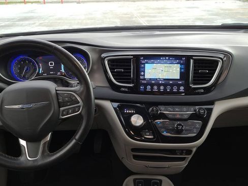 Used 2020 Chrysler Pacifica Touring-L w/ Advanced Safetytec Group FWD image 5