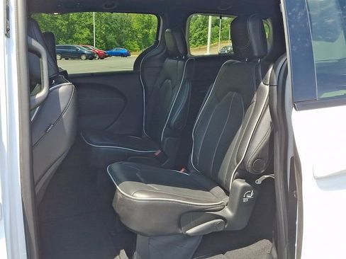 Used 2025 Chrysler Pacifica Limited FWD image 10