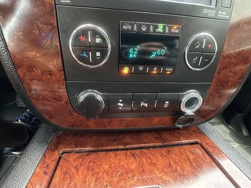 Used 2013 Chevrolet Suburban LTZ AWD/4WD image 22